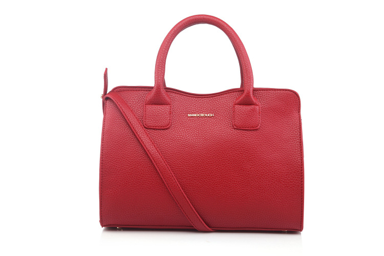 Shoulder strap drop measures 20" Polyurethane Polyester inner lining. Zip-top fastening. MNG MANGO QUILTED BOWLING TOTE BAG